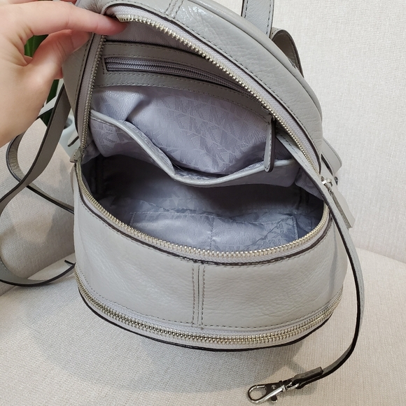 Michael Kors Rhea Small Bookbag Pearly Grey - Picture 10 of 10